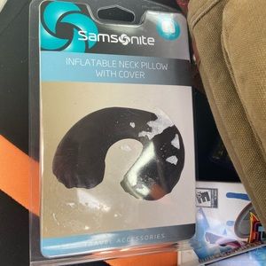 Inflatable neck pillow